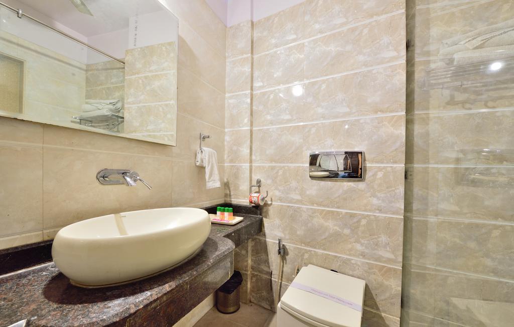 Hotel Taksh Inn Delhi  Exterior photo