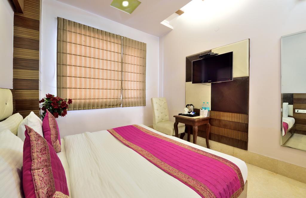 Hotel Taksh Inn Delhi  Exterior photo