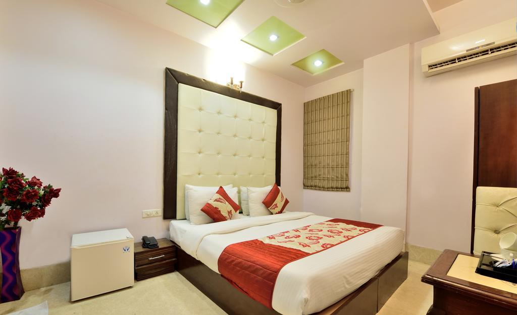 Hotel Taksh Inn Delhi  Exterior photo
